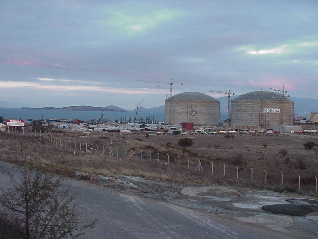LNG depolama tesisinde tank görünümü